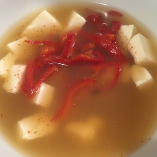 豆腐、赤ピーマン、一味唐辛子の味噌汁